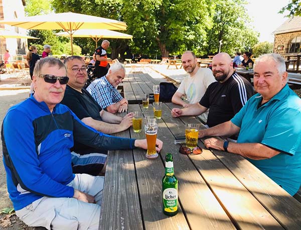 Gemütliches Beisammensein beim Vereinsausflug.