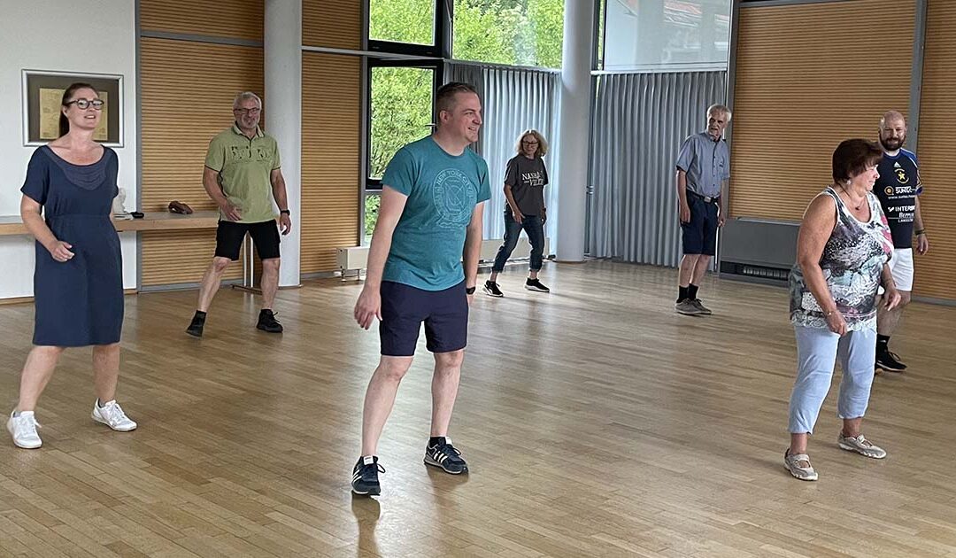 Fit mit Olli: Line Dance – Von ersten Tanzschritten zur harmonischen Formation