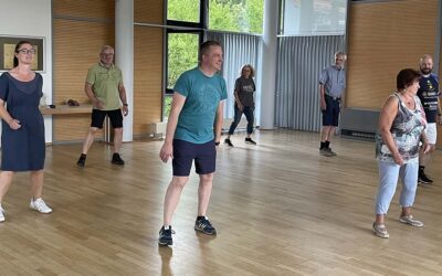 Fit mit Olli: Line Dance – Von ersten Tanzschritten zur harmonischen Formation