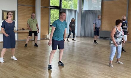 Fit mit Olli: Line Dance – Von ersten Tanzschritten zur harmonischen Formation